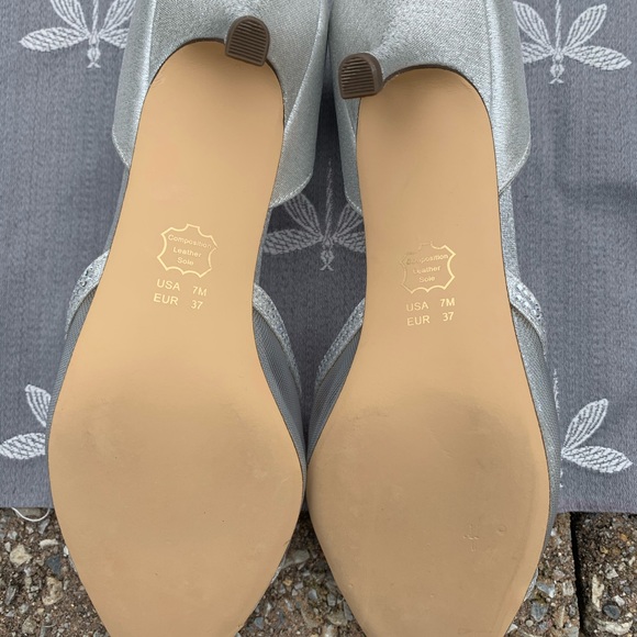 NWOT Nina silver dress shoe with rhinestones - Picture 4 of 5